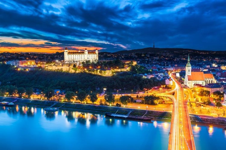 Adventní Schlosshof a Bratislava